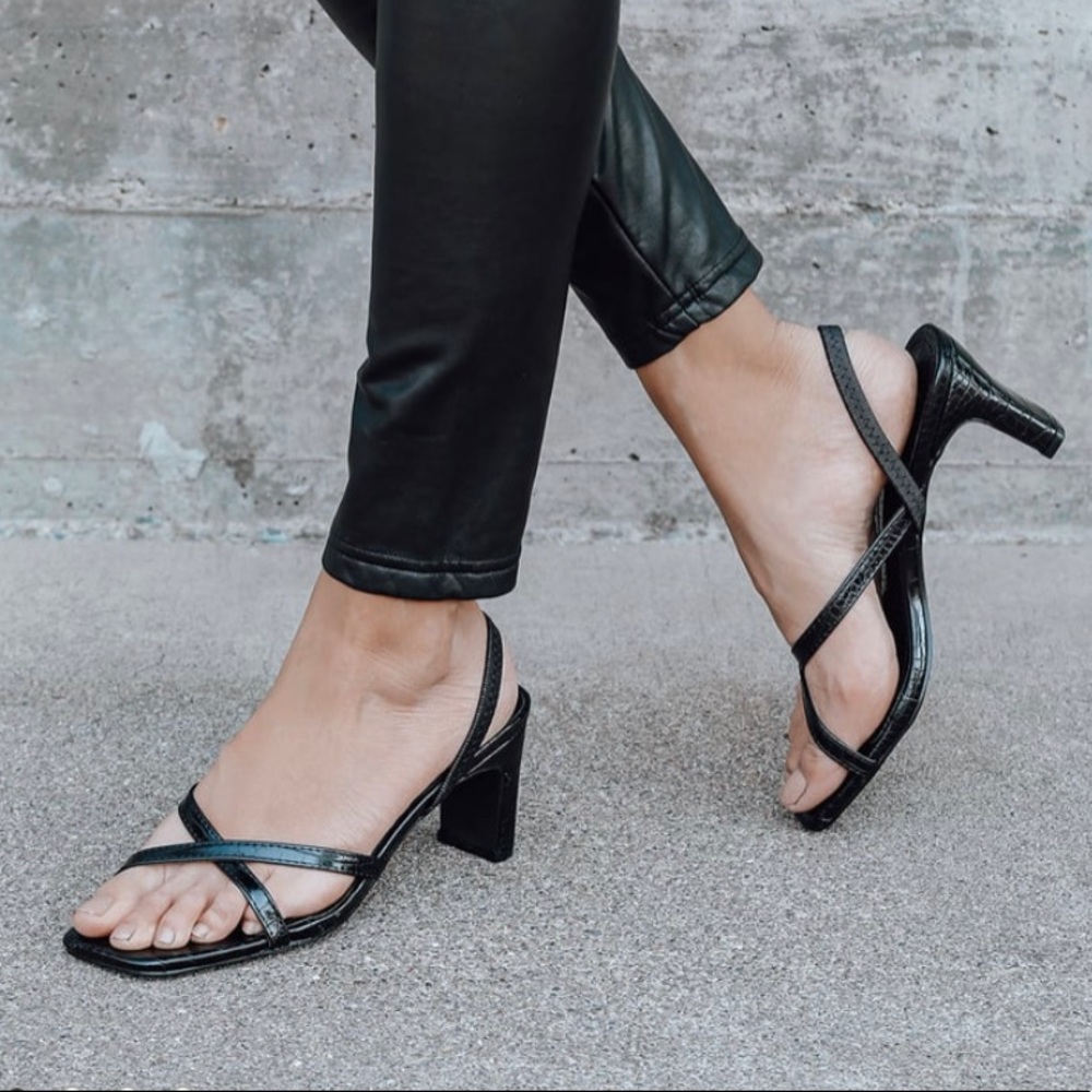 ✨Lulu’s✨ Black Crocodile Block Heel Sandals NWT